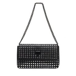 Torebka Guess. Czarne listonoszki damskie Guess, z aplikacjami, bez dodatków. Za 399.99 zł.