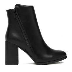 Botki Clara Barson. Czarne botki damskie Clara Barson, bez wzorów, bez obcasa, na słupku, bez zapięcia. Za 169.99 zł.