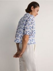 Koszula z haftem - jasnoniebieski. Niebieskie koszule damskie Reserved, l, bez wzorów, z bawełny, bez kołnierzyka, bez ramiączek. W wyprzedaży za 39.99 zł.