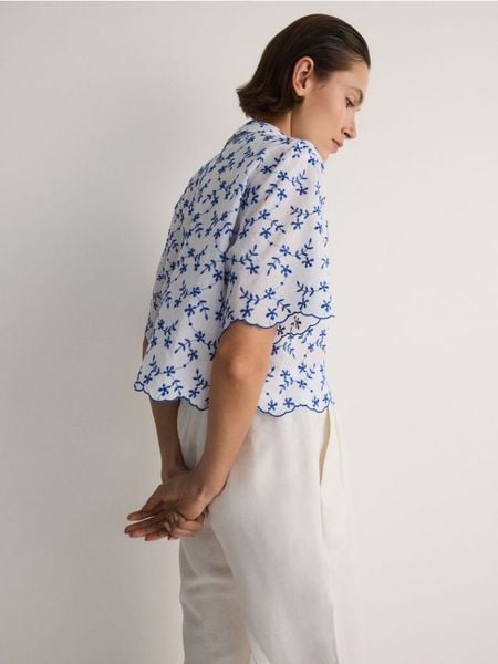 Koszula z haftem - jasnoniebieski. Niebieskie koszule damskie Reserved, l, bez wzorów, z bawełny, bez kołnierzyka, bez ramiączek. W wyprzedaży za 39.99 zł.