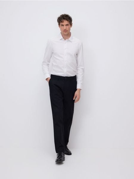 Elegancka koszula super slim - biały. Białe koszule męskie Reserved, l, bez wzorów, z bawełny, eleganckie, bez kołnierzyka, bez ramiączek. Za 129.99 zł.
