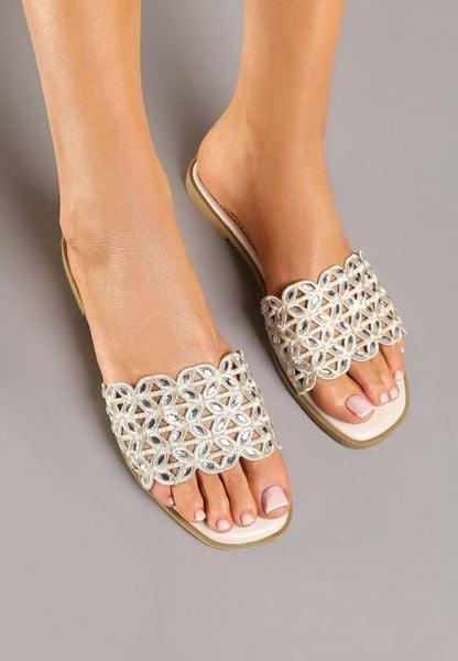 Beżowe Ażurowe Klapki Zdobione Cyrkoniami Lilivone. Brązowe klapki damskie Renee, z aplikacjami, eleganckie, bez obcasa, na płaskiej podeszwie, bez zapięcia. Za 69.99 zł.