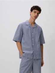Bawełniana koszula comfort fit - granatowy. Niebieskie koszule męskie Reserved, l, bez wzorów, z bawełny, bez kołnierzyka, bez ramiączek. W wyprzedaży za 65.99 zł.