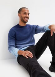 Sweter z cienkiej dzianiny w cieniowanym kolorze. Niebieskie swetry męskie bonprix, l, bez wzorów, z dzianiny, bez kołnierzyka, bez ramiączek. Za 129.99 zł.