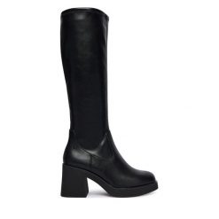 Kozaki Tamaris. Czarne kozaki damskie Tamaris, bez wzorów, bez obcasa, na słupku, bez zapięcia. Za 389.99 zł.