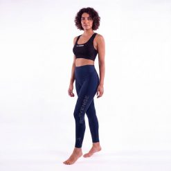 Damskie wygodne legginsy, dostępne w wielu kolorach. Niebieskie legginsy damskie R-EVENGE, bez wzorów, z materiału. Za 194.99 zł.