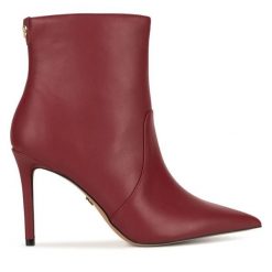 Botki Nine West. Czerwone botki damskie Nine West, bez wzorów, bez obcasa, na szpilce, bez zapięcia. Za 249.99 zł.