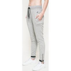 Reebok - Spodnie. Szare spodnie dresowe damskie Reebok, bez wzorów, z bawełny, sportowe. W wyprzedaży za 149.90 zł.