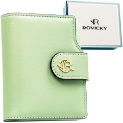 Pionowy portfel damski ze skóry ekologicznej w zielonym kolorze, zamykany na zatrzask i suwak - Rovicky. Zielone portfele damskie ROVICKY, ze skóry ekologicznej. Za 89.99 zł.