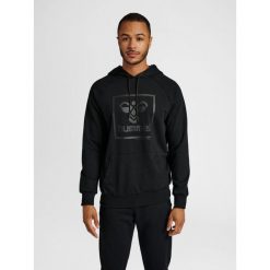 Bluza z kapturem Hummel Isam 2.0. Czarne bluzy męskie Hummel, s, bez wzorów, sportowe, bez ramiączek, z kapturem. Za 217.50 zł.
