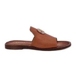 Eleganckie Skórzane Klapki Damskie Z Ozdobą Zazoo 3008 Camel brązowe. Brązowe klapki damskie na lato, z aplikacjami, ze skóry, biznesowe, bez obcasa, na płaskiej podeszwie, bez zapięcia. Za 424.02 zł.
