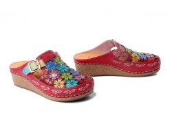 LAURA VITA 0007660 Facscineo 01 rouge, klapki damskie. Czerwone klapki damskie Laura Vita, na lato, bez wzorów, ze skóry, bez obcasa, na koturnie, bez zapięcia. Za 335.67 zł.