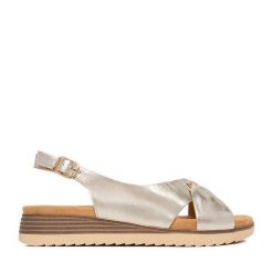 Sandały Lasocki. Żółte sandały damskie Lasocki, bez wzorów, bez obcasa, na koturnie, bez zapięcia. Za 179.99 zł.