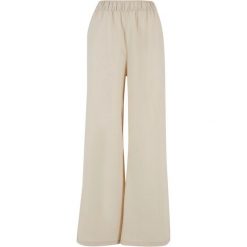 Szerokie Spodnie Mieszane Dla Pań I Panów. Białe spodnie dresowe damskie Urban Classics, bez wzorów, sportowe, długie. Za 153.99 zł.