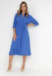 Niebieska Sukienka Rheniolea. Niebieskie sukienki damskie Born2be, m, bez wzorów, eleganckie, bez kołnierzyka, bez ramiączek, midi, kopertowe. Za 74.99 zł.