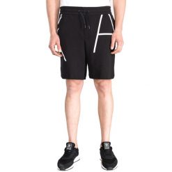 Armani Exchange Szorty Czarny. Czarne szorty męskie Armani Exchange, bez wzorów, z bawełny. Za 430.95 zł.