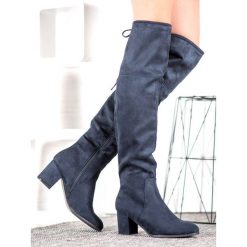Clowse Eleganckie Zamszowe Kozaki niebieskie. Niebieskie kozaki damskie Clowse, bez wzorów, z zamszu, przed kolano, bez obcasa, na słupku, bez zapięcia. Za 129.00 zł.