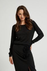 Sweter z długimi rękawami ozdobiony metaliczną nitką czarny. Czarne swetry nierozpinane damskie MOODO, l, bez wzorów, z wiskozy, bez kołnierzyka, bez ramiączek. W wyprzedaży za 47.99 zł.