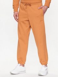 New Balance Spodnie dresowe MP23551 Pomarańczowy Relaxed Fit. Brązowe spodnie sportowe męskie New Balance, m, bez wzorów, z bawełny. Za 399.99 zł.