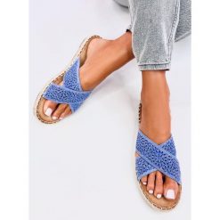 Klapki damskie espadryle Bakou Blue niebieskie. Niebieskie klapki damskie na lato, w ażurowe wzory, z materiału, casualowe, bez obcasa, bez zapięcia. Za 101.62 zł.