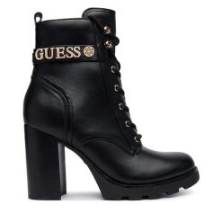 Botki Guess. Czarne botki damskie Guess, z aplikacjami, bez obcasa, na słupku, bez zapięcia. Za 634.99 zł.