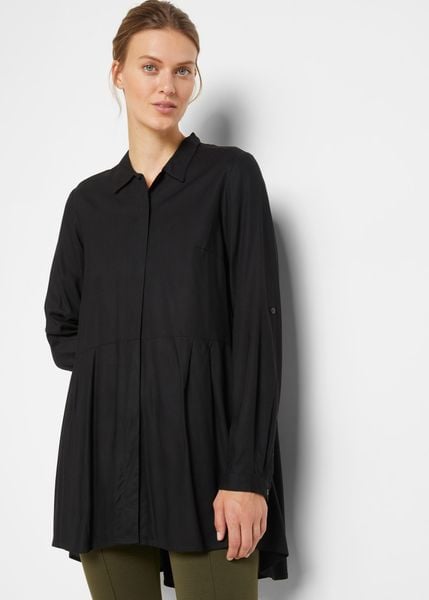Bluzka z dłuższym tyłem. Czarne bluzki damskie bonprix, bez wzorów, z wiskozy, bez kołnierzyka, bez ramiączek. Za 117.99 zł.