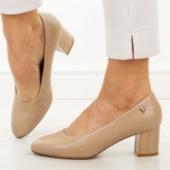 Coffee czółenka damskie na obcasie Sergio Leone Pb404. Czółenka damskie Sergio Leone, na jesień, bez wzorów, ze skóry, biznesowe, z okrągłym noskiem, bez obcasa, na obcasie, bez zapięcia. Za 169.00 zł.