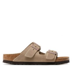 Klapki Birkenstock. Brązowe klapki damskie Birkenstock, bez wzorów, bez obcasa, bez zapięcia. Za 539.99 zł.