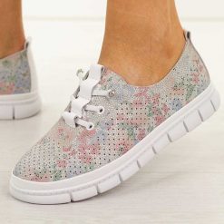 Białe multi ażurowe skórzane półbuty damskie Filippo Dp7671/26. Białe półbuty damskie Filippo, na jesień, w ażurowe wzory, z jeansu, casualowe, z okrągłym noskiem, bez obcasa, na płaskiej podeszwie, bez zapięcia. Za 219.00 zł.