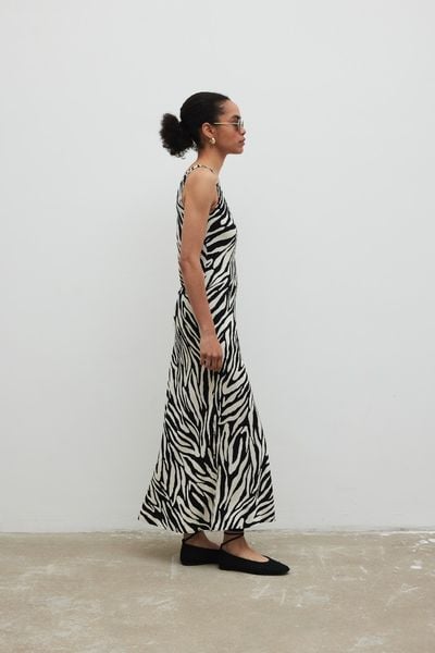 Sukienka na ramiączkach w print, w kolorze BLACK & BEIGE- ILUSION-M. Brązowe sukienki damskie Marsala, na co dzień, na lato, m, bez wzorów, z jeansu, eleganckie, bez kołnierzyka, bez ramiączek, maxi, proste. Za 319.90 zł.