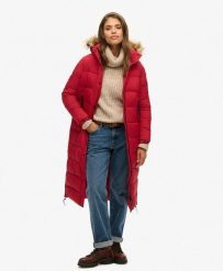 Długi pikowany płaszcz z kapturem z futerkiem sztucznym. Czerwone płaszcze damskie Superdry, l, bez wzorów, z nylonu, eleganckie, bez kołnierzyka, z kapturem. Za 536.70 zł.