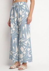 Niebieskie Spodnie z Wiskozy o Szerokim Kroju z Gumką w Pasie w Abstrakcyjny Wzór Zioletta. Niebieskie spodnie materiałowe damskie Born2be, bez wzorów, z jeansu, eleganckie, z podwyższonym stanem. Za 64.99 zł.