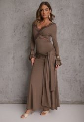 Brązowa Wiskozowa Sukienka Wieczorowa z Falbanami Koronką i Wiązanym Trenem Lenivna. Brązowe sukienki damskie Renee, na imprezę, m, bez wzorów, z koronki, wizytowe, bez kołnierzyka, bez ramiączek, maxi. Za 179.99 zł.