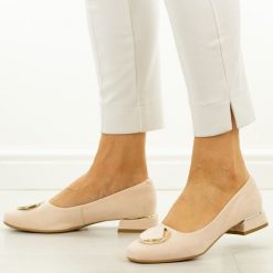 Różowe puder zamsz Polskie czółenka damskie Suzana 2520. Czerwone czółenka damskie Suzana, na jesień, z aplikacjami, z zamszu, eleganckie, bez obcasa, na obcasie, bez zapięcia. Za 249.00 zł.
