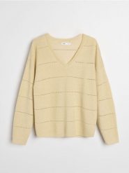 Wiskozowy sweter z dekoltem V - złoty. Żółte swetry nierozpinane damskie Sinsay, l, bez wzorów, z wiskozy, bez kołnierzyka, bez ramiączek. Za 45.99 zł.