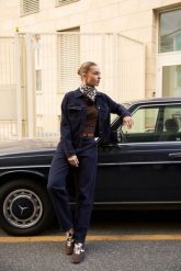 Jeansy z paskiem ciemnogranatowe. Jeansy damskie MOODO, bez wzorów, z bawełny. Za 149.99 zł.