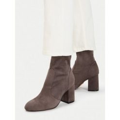 Botki Nine West. Szare botki damskie Nine West, bez wzorów, bez obcasa, na słupku, bez zapięcia. Za 279.99 zł.
