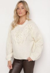 Beżowy Sweter o Prostym Kroju z Ozdobną Aplikacją w Kształcie Kwiatów z Perełkami Heditana. Brązowe swetry nierozpinane damskie Born2be, uniwersalny, z aplikacjami, z jeansu, biznesowe, bez kołnierzyka, bez ramiączek. Za 159.99 zł.