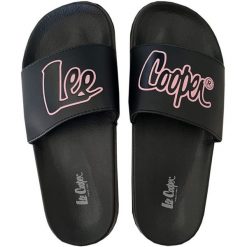 Klapki Lee Cooper LCW-24-42-2482LA czarne. Czarne klapki damskie na lato, bez wzorów, z syntetyku, sportowe, bez obcasa, bez zapięcia. Za 135.33 zł.