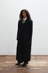 Wełniany trencz w kolorze TOTALLY BLACK - TESORO-XS. Czarne płaszcze damskie Marsala, m, bez wzorów, z jeansu, eleganckie, bez kołnierzyka, bez kaptura. Za 1,399.90 zł.