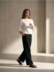 Sweter chunky z koronkowym wykończeniem - kremowy. Białe swetry nierozpinane damskie Sinsay, l, bez wzorów, z koronki, bez kołnierzyka, bez ramiączek. Za 39.99 zł.
