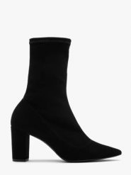 Elastyczne botki na słupku z noskiem w szpic. Czarne botki damskie Ryłko, bez wzorów, ze skóry, bez obcasa, na słupku, bez zapięcia. W wyprzedaży za 229.99 zł.