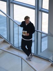 4F Spodnie casual męskie - czarne L. Czarne spodnie materiałowe męskie 4F, l, bez wzorów, z dresówki. Za 189.99 zł.