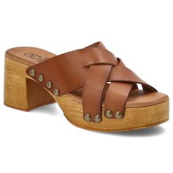 Klapki damskie HEE, na klocku skórzane z ozdobami wygodne, brązowe, 25355. Brązowe klapki damskie Hee, na lato, z aplikacjami, ze skóry, klasyczne, bez obcasa, na obcasie, bez zapięcia. Za 239.00 zł.