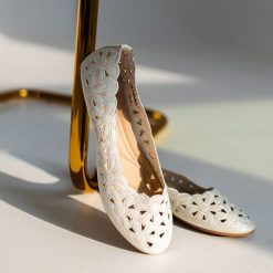 Białe ażurowe baleriny damskie Evento 4870. Białe balerinki damskie eVento, na lato, z aplikacjami, z jeansu, biznesowe, bez obcasa, na płaskiej podeszwie, bez zapięcia. Za 99.00 zł.