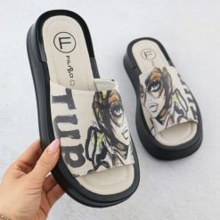 Skórzane klapki damskie z nadrukiem beżowe Filippo DK6158. Brązowe klapki damskie Filippo, bez wzorów, ze skóry, bez obcasa, bez zapięcia. Za 169.99 zł.