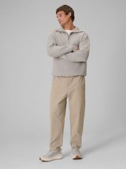 4F Spodnie casual męskie - beżowe L. Brązowe spodnie materiałowe męskie 4F, bez wzorów, z dresówki, z standardowym stanem. Za 189.99 zł.