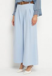 Jasnoniebieskie Szerokie Spodnie z Wysokim Stanem i Paskiem Rasalla. Niebieskie spodnie materiałowe damskie Born2be, bez wzorów, z jeansu, eleganckie, z podwyższonym stanem. Za 79.99 zł.