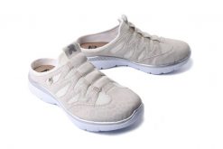 RIEKER M5095-60 beige, klapki damskie. Brązowe klapki damskie Rieker, na lato, bez wzorów, sportowe, bez obcasa, bez zapięcia. Za 339.90 zł.