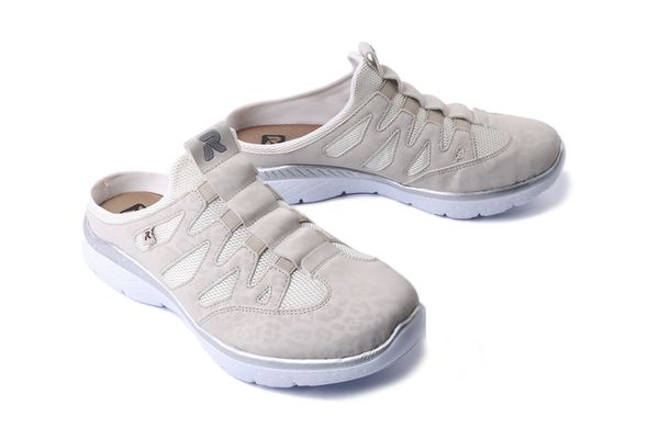 RIEKER M5095-60 beige, klapki damskie. Brązowe klapki damskie Rieker, na lato, bez wzorów, sportowe, bez obcasa, bez zapięcia. Za 339.90 zł.